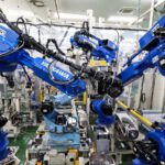 Roboter stellen Roboter-Teile her in einer Fabrik des japanischen Unternehmens Yaskawa.