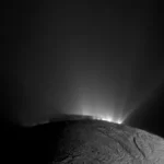 Cassini-Aufnahme über den Südpol des eisigen Saturnmondes Enceladus vom 30. November 2010. Deutlich sichtbar sind Wasserfontänen aus dem unterirdischen Ozean des Mondes, die durch Risse im Eis hindurchbrechen.