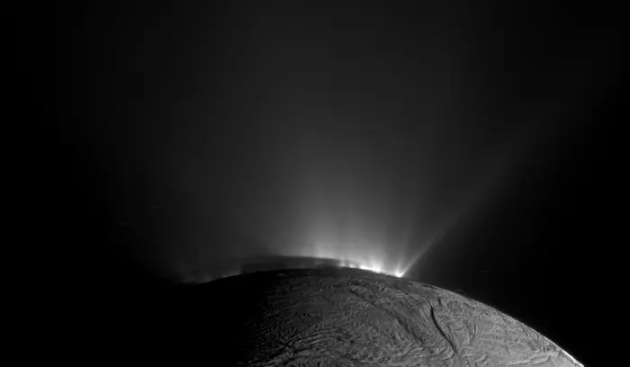 Cassini enthüllt komplexe Chemie im Ozean des Saturnmonds Enceladus