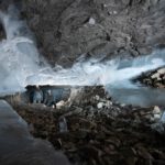 Höhle im Norden Grönlands: Ein Team von Wissenschaftler:innen der Universität Innsbruck untersucht Ablagerungen aus einer Zeit, in der die Arktis deutlich wärmer war als heute