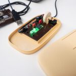Nicht nur das Chassis dieser Maus ist aus Holz - Empa-Forschende haben es geschafft, erstmals auch Leiterplatten aus einem Holzverbund-Stoff herzustellen, der vollständig kompastierbar ist.