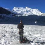 Eine Wetterstation wird auf dem Glacier de Corbassière in den Schweizer Alpen errichtet. Thomas Shaw blickt zum Grand Combin hinauf.