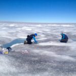 Jenine McCutcheon (University of Waterloo/Kanada) und Stefanie Lutz (damals Postdoktorandin am GFZ) bei der Entnahme von Staub- und supraglazialen Proben in SW-Grönland