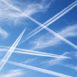 Kondensstreifen am Himmel