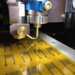 Ein Aerosolstrahldrucker in Hersams Labor bringt elektronische Tinten auf ein flexibles Polymer-Substrat auf.